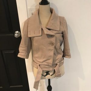 Quarter sleeve jacket.